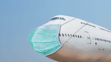 Ein Flugzeig mit Mundmaske