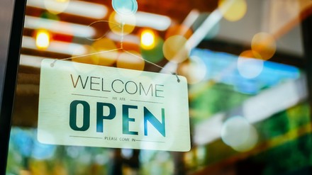 Geöffnet-Schild an Bistro-Tür
