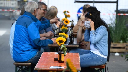 Gäste im Corona-Biergarten in Köln