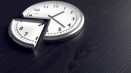 Eine Uhr, aus der ein Viertel herausgeschnitten wurde, welches etwas versetzt daneben liegt