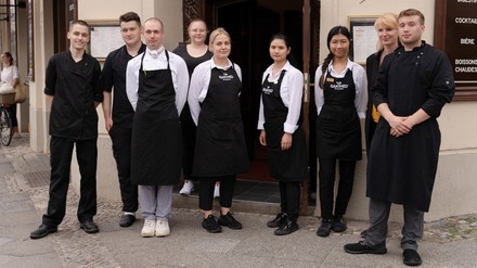 Auszubildende der Ganymed Brasserie (v.l.n.r.): Adrian Lietzow, Vitaly Vidynchuk, Pablo Steuer, Jannika Toborg, Josephine Jaenicke, Hoa Nguyen, Anh Nguyen, Nicole Bathe und Armin Radke