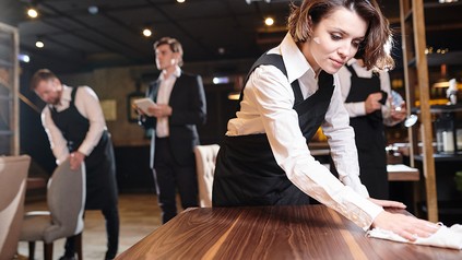 Ein paar Restaurantmitarbeiter richten ein Lokal ein