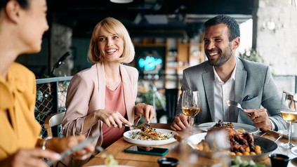 Geschäftsessen mit drei Personen