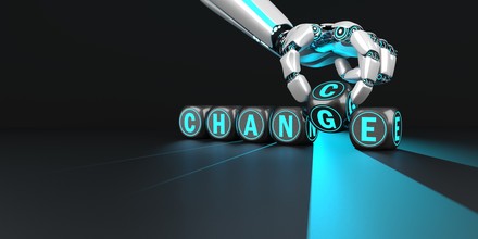Roboterarm setzt das Wort „Change/Chance“