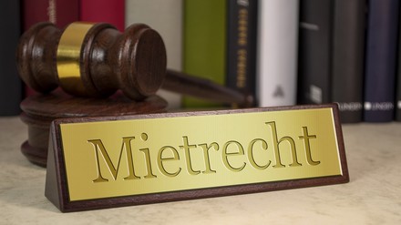 Ein Schild mit der Aufschrift Mietrecht