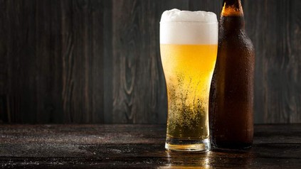 Eine Flasche Bier und ein frisch gefülltes Bierglas