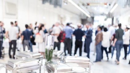 Tagungsteilneher in einem Hotel