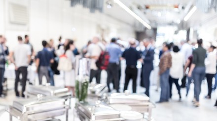 Tagungsteilneher in einem Hotel