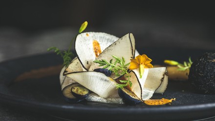 Carpaccio vom schwarzen Rettich mit essbaren Blüten