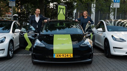 Michael Goetz Hoteldirektor des Radisson Blu Hotel Frankfurt und Christine Strik, Corporate Communications Manager Allego nehmen den ersten Hpercharger in Betrieb.