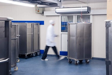 Eine Küchenkraft in einem Lagerraum