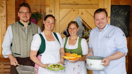Richard Rauch neben steirischen Hüttenwirten