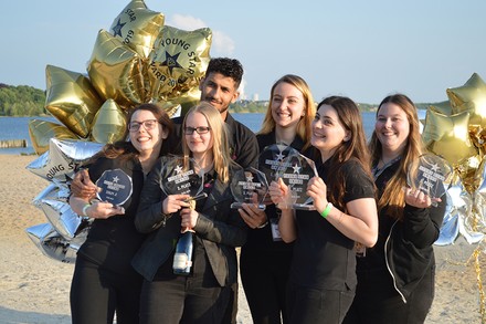 Azubis mit Urkunden in der Hand