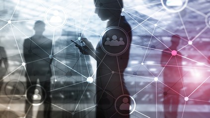 Verschiedene Leute beim Netzwerken auf einer Messe