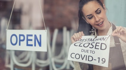Frau entfernt "Geschlossen wegen Covid"-Schild