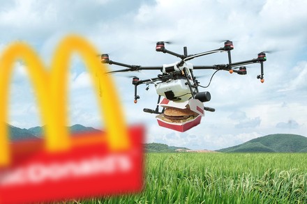 Drone, die einen Burger liefert