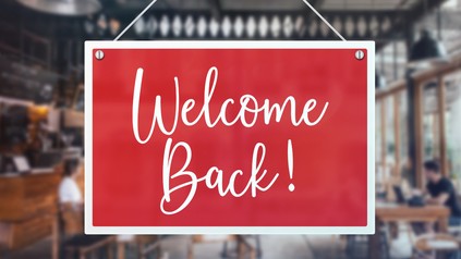 Schild mit der Aufschrift "Welcome back"