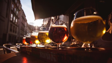 Ein Tisch voller Craftbiere