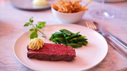 Essen auf einem Teller angerichtet