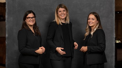 Sophie Frei (Training & Quality Manager), Nina Mahnke (Leiterin Personal- & Qualitätsmanagement) und Juli Näger (Junior Personalreferentin)