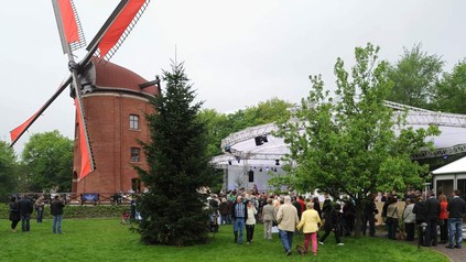 Besucher beim Deutschen Mühlentag an der Rügenwalder Mühle