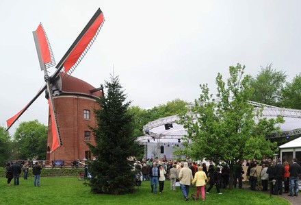 Besucher beim Deutschen Mühlentag an der Rügenwalder Mühle