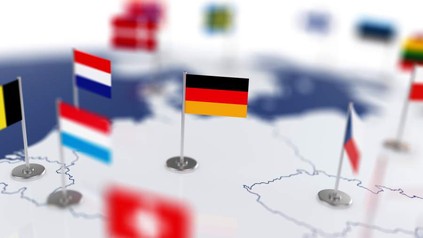 Eine Landkarte mit mehreren zu den Ländern passenden Fahnen, unter anderem Deutschland