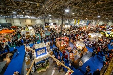 Die Messehalle der Wiener Ferienmesse mit vielen Besuchern und Messeständen