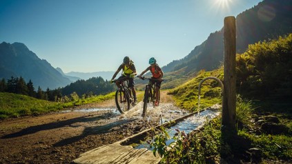 Zwei Radfahrer auf Tour