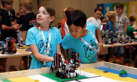 Zwei Kinder basteln an einem Roboter im Rahmen der WRO