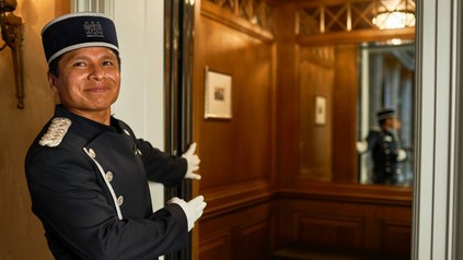 Grand Hotel Les Trois Rois Basel: Liftpage Oldemar Zurita vor dem Lift.