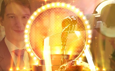 Eine Showbühne und ein Glas Wein, das eingeschenkt wird.