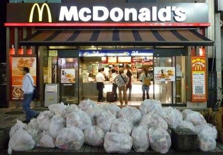 Vor einer McDonald’s Filiale stapeln sich weiße Müllsäcke