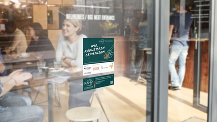 Alle Betriebe, die bis Ende 2022 die Beteiligungserklärung unterzeichnen und ihre Abfallkennzahlen an die KAHV berichten, erhalten für diesen ersten Berichtszeitraum – in dem die KAHV erstmalig auszeichnet – ein Zertifikat.