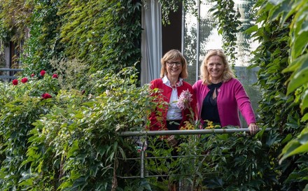 Präsentation der gemeinsamen Initiative „Nachhaltigkeit in der Hotellerie – Zeichen setzen“ mit Nachhaltigkeitsministerin Maria Patek (l.) und ÖHV-Präsidentin Michaela Reitterer in deren Boutiquehotel Stadthalle