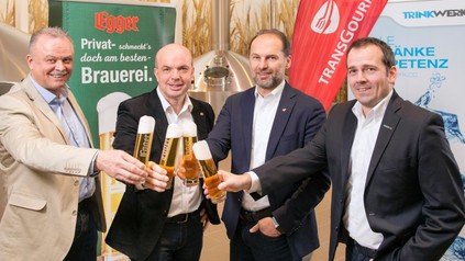 Franz Stummer, Bernhard Prosser, Thomas Panholzer und Gerald Santer stoßen gemeinsam an