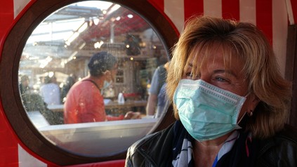 Eine Frau mit Mundschutz im Restaurant