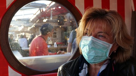 Eine Frau mit Mundschutz im Restaurant