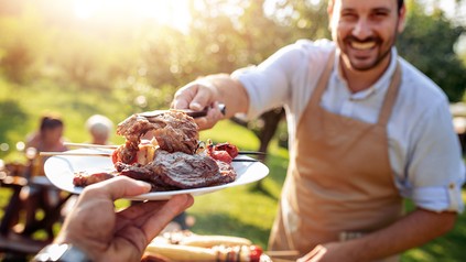 Ein Mann beim Grillen