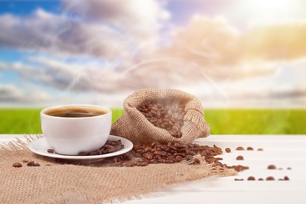 Ein Kaffee auf einem Tisch