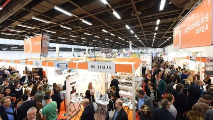 Eine Messehalle der Internorga in der sich viele Menschen tummeln