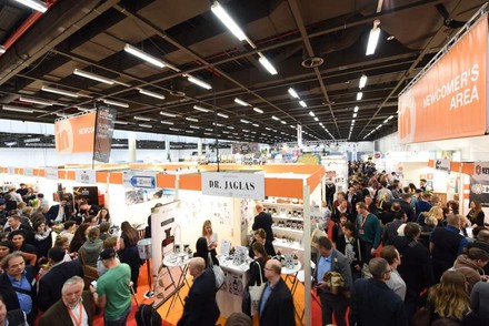 Eine Messehalle der Internorga in der sich viele Menschen tummeln