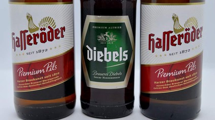Zwei Flaschen Hasseröder Premium Pils und eine Frasche Diebels