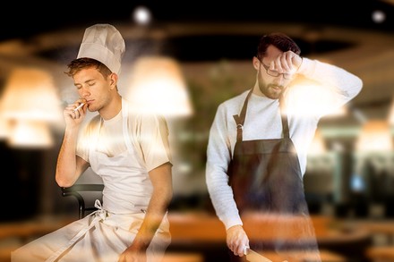 Zwei müde Mitarbeiter im Restaurant