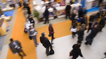Verschwommener Blick auf Messegeschehen aus der Vogelperspektive