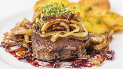 Ein Zwiebelrostbraten auf einem Teller