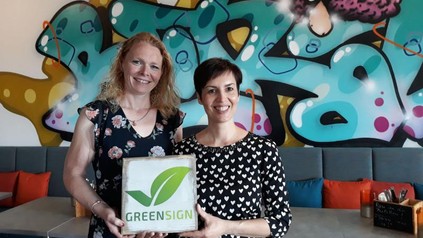 Hotelmanagerin Ute Zachow (re.) erhält von Anne Schiefer (li.), Auditor bei Infracert, das GreenSign-Zertifikat