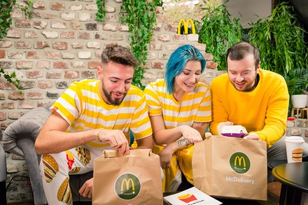 Drei Kunden in McDonald’s-T-Shirts