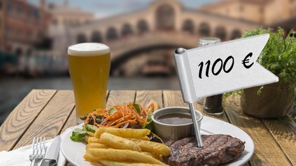 Ein Steak mit Pommes und Salat und ein Glas Bier mit einem Fähnchen auf dem 1100€ steht