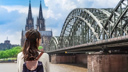 Eine Touristin vor dem Kölner Dom